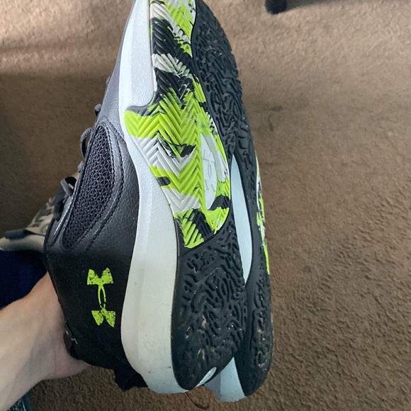 Black and green under armour sneakers size 9 in men’s - Picture 2 of 3